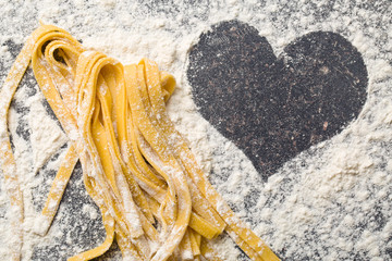 Tagliatelle preparato con amore: Preparing homemade pasta with love