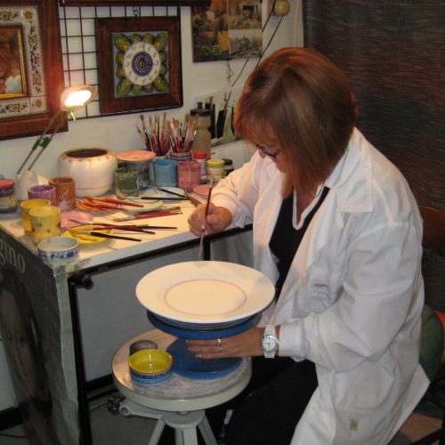 deruta-ceramic-artist-demonstrates-maiolica-pottery