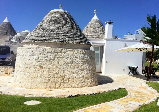 Vacanze-Italiane-terza-tappa-Locorotondo-Puglia-trullo