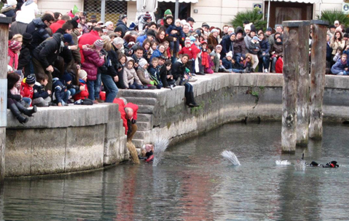 garda-arriva-befana-subacquea