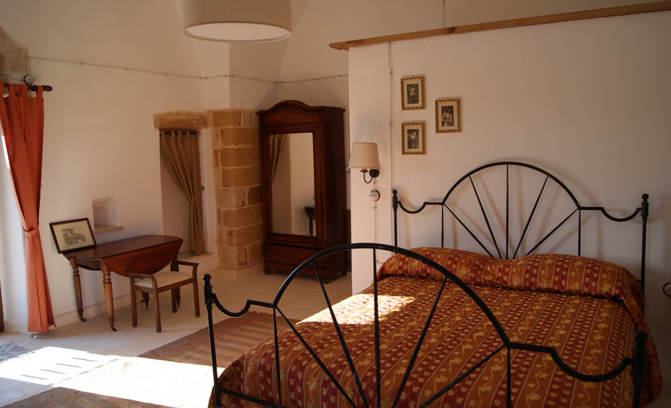 bed1 learn-italian-puglia-masseria-rustic-italian-farmhouse
