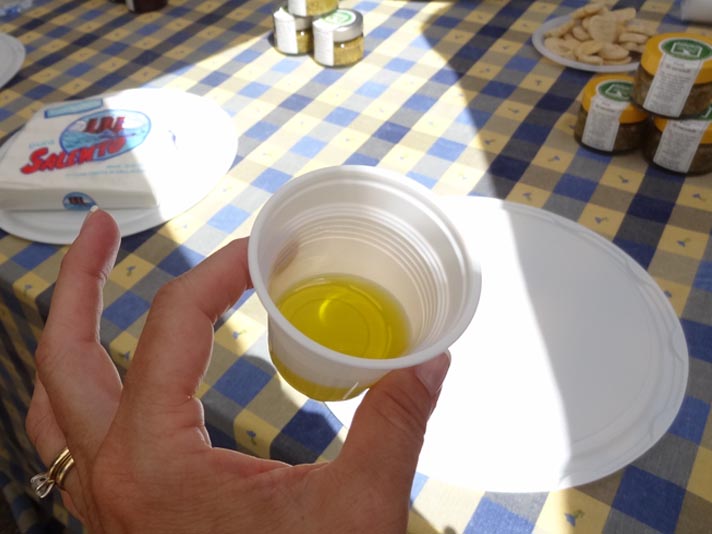 3 facciamo-una-degustazione-olio-oliva-learn-proper-way-taste-olive-oil