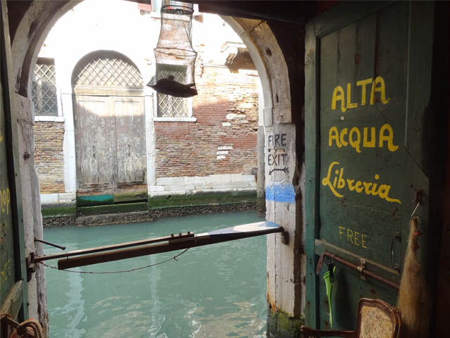 Alta Acqua Libreria a Venezia oltre ai libri si trova magia!