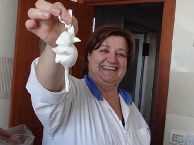 Formaggi tipici di Puglia – Typical cheese made in Puglia: Scamorza & Burratta