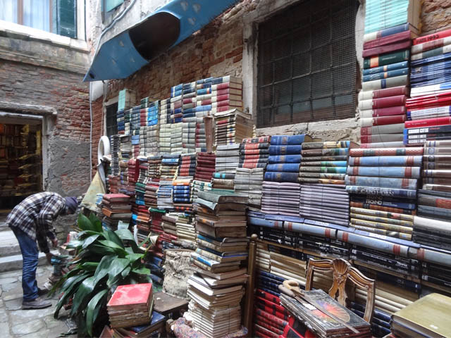 alta-acqua-libreria-venezia-oltre-ai-libri-si-trova-magia