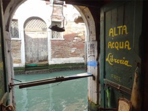 alta-acqua-libreria-venezia-oltre-ai-libri-si-trova-magia