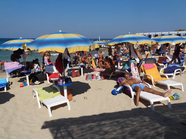 stessa-spiaggia-stesso-mare-summer-beach-etiquette-italy-mina-italian-singer