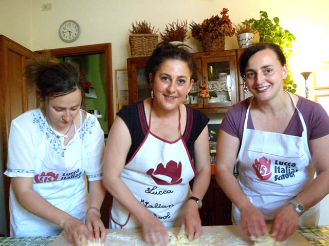 Nella-cucina-Eva-Learning-cook-Lucca-recipe-cantuccini-Vin Santo