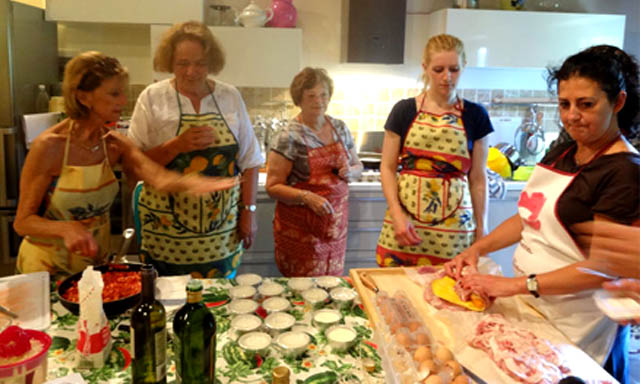 Nella-cucina-Eva-Learning-cook-Lucca-recipe-cantuccini-Vin Santo