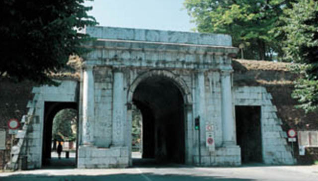 Lucca-walls-mura-medieval-city-tuscany