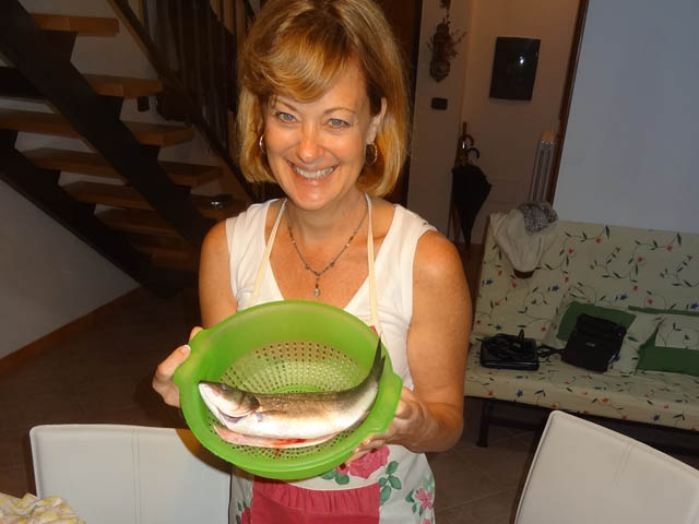 Spigola in crosta di sale – Cooking a fish in a bed of salt in Episcopia