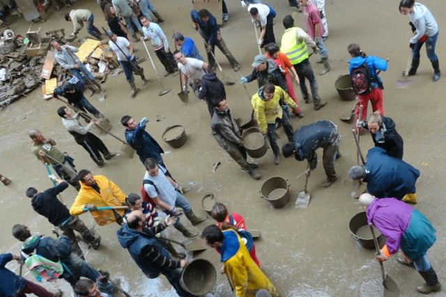 citta-fango-citta-degli-angeli-flood-2014-mud-genova