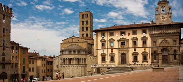 Benvenuto ad Arezzo! Paola Testi, direttrice di Cultura Italiana, ed io siamo felici di accoglierti!