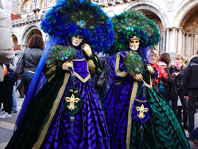 spensieratezza-italian-word-carefree-venice-carnival-costumes