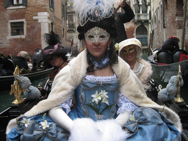 spensieratezza-italian-word-carefree-venice-carnival-costumes