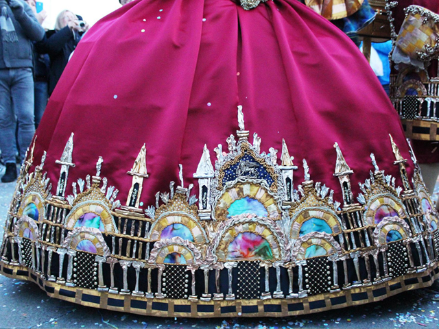 spensieratezza-italian-word-carefree-venice-carnival-costumes