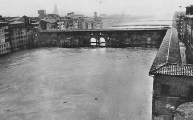 ponte-vecchio-florence-famous-medieval-historic-landmark-now-canvas