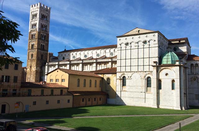 biking-lucca-wall-tuscany