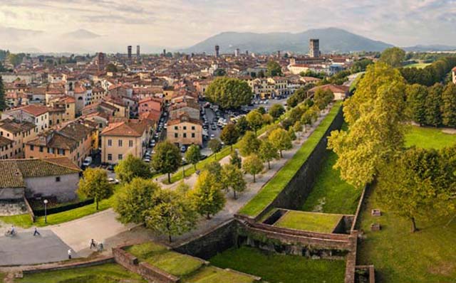 biking-lucca-wall-tuscany