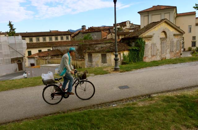 Andare in Bici — Biking Lucca’s Wall: Around and around we go!