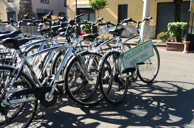 biking-lucca-wall-tuscany