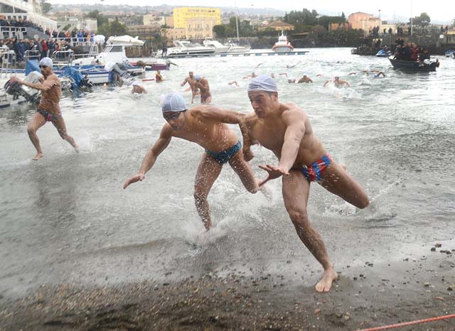 catania-durante-feste-tuffarsi-dentro-il-mare-freddo-Homestay-Learn-Italian-Sicilia