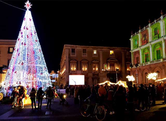 catania-durante-feste-tuffarsi-dentro-il-mare-freddo-Homestay-Learn-Italian-Sicilia