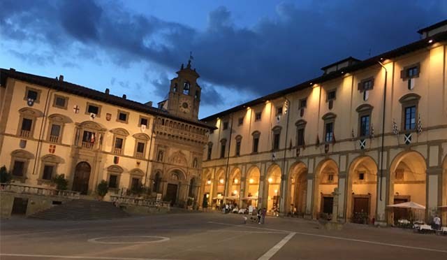 arezzo-aretini-favorite-things-about-city-giostra-fiera-antiquaria-piazza-grande