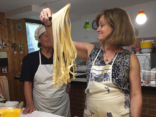 Facciamo la pasta “a coltello” con sugo di salsiccia e timo