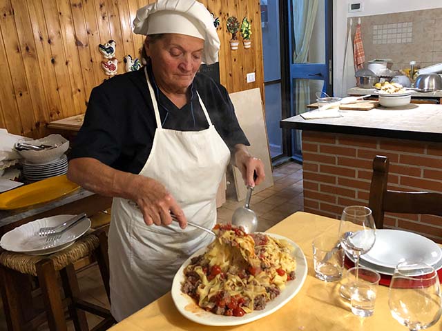 facciamo-pasta-a-coltello-con-sugo-salsiccia-timo