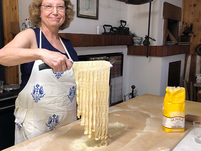 facciamo-pasta-a-coltello-con-sugo-salsiccia-timo