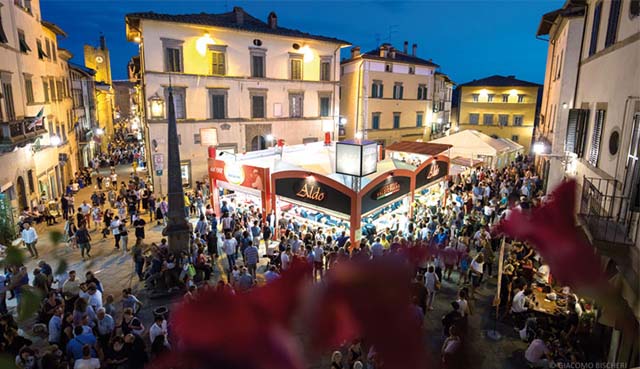 Italian-Culture-Food-Celebration-Tutti-a-Tavola-Puglia-Ferragosto-Panzerotti