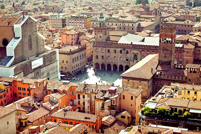 laura-antonella-directors-love-italian-school-bologna-porticos-San-Luca-Jewish-Ghetto-Red-City