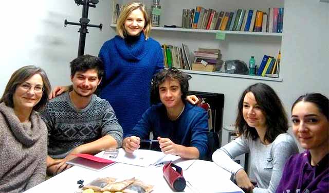 studentessa-matta-italian-language-learning-partners-affiliates-Arezzo-Lucca-Ascoli-Bologna-Puglia-Montepulciano