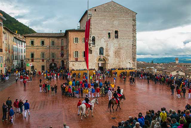 race-candles-gubbio-corsa-dei-ceri-giornata-da-matti- Umbria-Grean-heart-Italy-festival-Eugubini