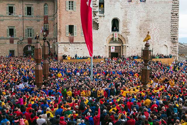 race-candles-gubbio-corsa-dei-ceri-giornata-da-matti- Umbria-Grean-heart-Italy-festival-Eugubini