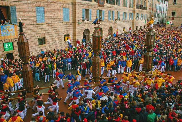 race-candles-gubbio-corsa-dei-ceri-giornata-da-matti- Umbria-Grean-heart-Italy-festival-Eugubini