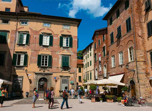 studentessa-matta-lucca-italian-school-2023-language-immersion-program-tuscany-walled-city-Improve-skills-travel-small-group-learners